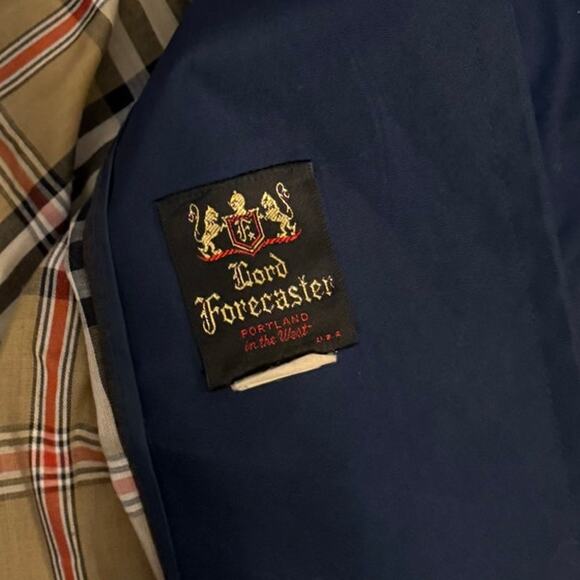 Elegant Trench Coat - Classic Style, Women's Outerwear - Picture 3 of 4